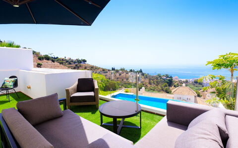 Creativo: Property, House, Real Estate, Room, Building, Furniture, Interior Design, Resort, Architecture, Estate
