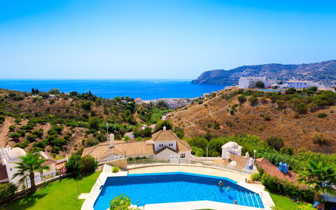 Creativo: Property, Swimming Pool, Natural Landscape, Resort, Real Estate, Vacation, Estate, House, Azure, Building