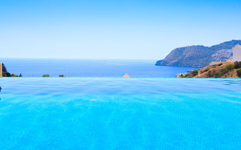 Creativo: Water, Sky, Blue, Azure, Natural Landscape, Cloud, Coastal And Oceanic Landforms, Terrain, Horizon