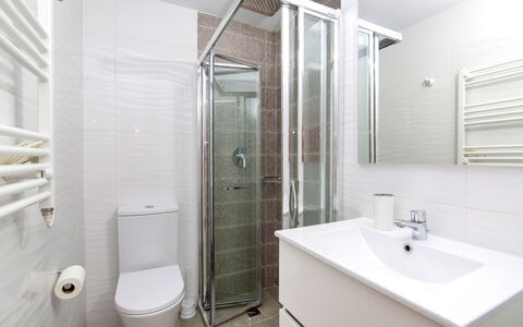 Calpe Beach i: Bathroom, Property, Room, Interior Design, Real Estate, Architecture, Tile, Tap, Plumbing Fixture, Building