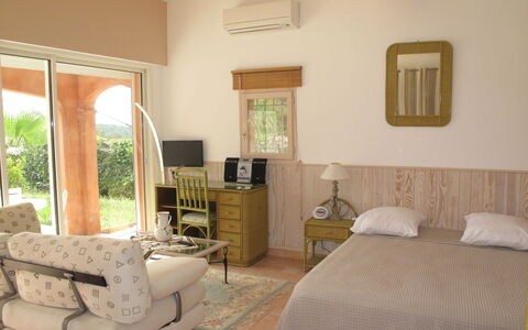 Le Cabanon: Room, Furniture, Bedroom, Property, Interior Design, Bed Sheet, Bed Frame, Bed, Building, Bedding