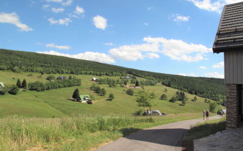 Na Pomezkách: Mountainous Landforms, Sky, Grass, Highland, Property, Hill, Mountain, Grassland, Rural Area, House