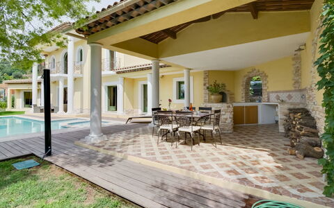 Caliopa: Property, Building, House, Home, Real Estate, Estate, Patio, Residential Area, Porch, Courtyard