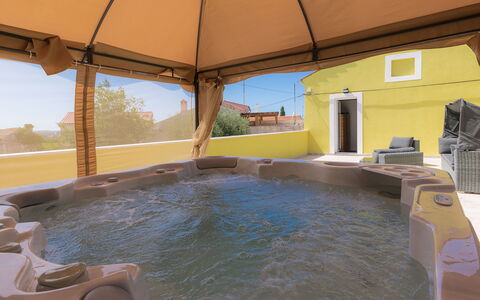 Evelina: Property, Swimming Pool, Jacuzzi, Real Estate, Leisure, Shade, Building, House, Room, Home