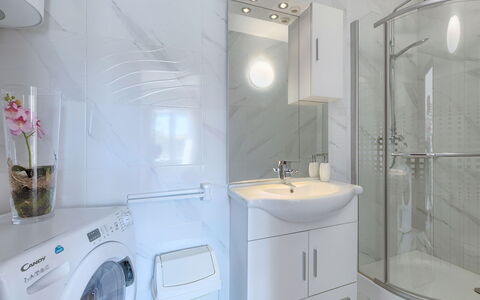 Evelina: Laundry Room, Mirror, Tap, Plumbing Fixture, Property, Building, Washing Machine, Clothes Dryer, Sink, Bathroom