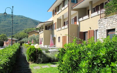 Tignale 649: Property, Residential Area, Vegetation, House, Building, Neighbourhood, Real Estate, Town, Apartment, Home