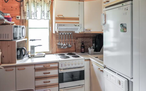 Ylläsmukka a 3: Kitchen Appliance, Kitchen, Countertop, Major Appliance, Cabinetry, Furniture, Home Appliance, Wood, Kitchen Stove, Interior Design