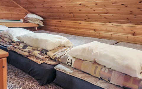 Ylläsmukka a 3: Wood, Bedroom, Floor, Bed, Bedding, Bed Sheet, Linens, Room, Comfort, Hardwood
