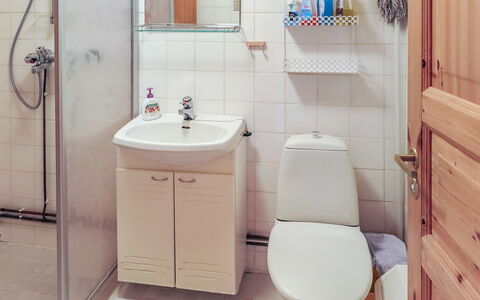 Ylläsmukka a 3: Bathroom, Plumbing Fixture, Toilet Seat, Toilet, Bathroom Sink, Sink, Flooring, Interior Design, Floor, Tap