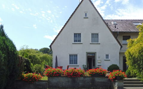 Haus am Berg der Osterräder: Plant, Sky, Building, Cloud, Flower, Property, Window, House, Land Lot, Tree