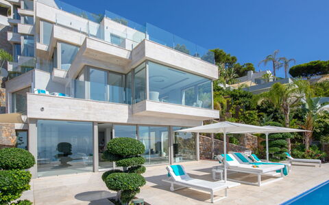 Emma on the Roc: Property, Building, House, Real Estate, Residential Area, Architecture, Mixed-Use, Home, Apartment, Resort