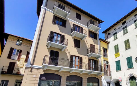 Relax: Building, Sky, Window, Car, Urban Design, Condominium, Neighbourhood, Vehicle, Residential Area