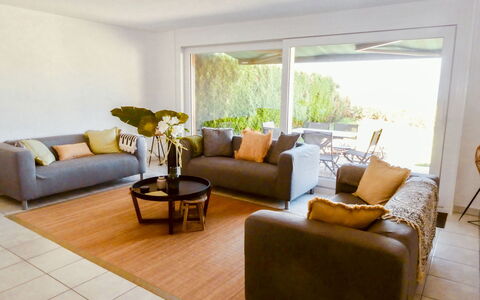 Bellevue: Living Room, Furniture, Room, Property, Interior Design, Floor, Building, Real Estate, Couch, House