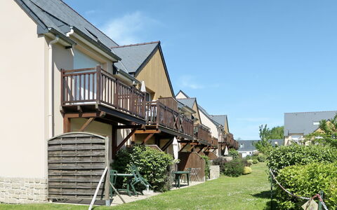 Saint Briac 651: Property, House, Home, Real Estate, Building, Residential Area, Cottage, Neighbourhood, Architecture, Grass