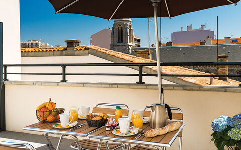 Biarritz 604: Tableware, Property, Table, Sky, Light, Building, Blue, Chair, Shade, Outdoor Furniture