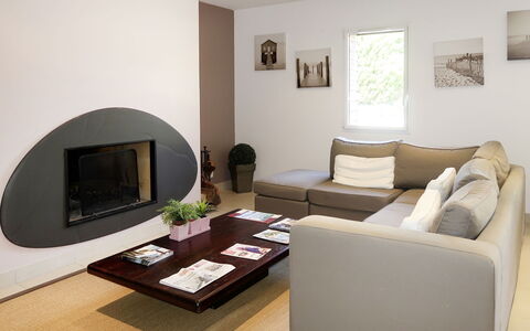 Cancale 648: Couch, Table, Furniture, Picture Frame, Comfort, Interior Design, Living Room, Studio Couch, Architecture, Floor