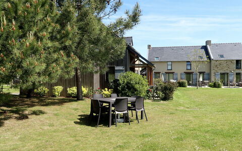 Cancale 648: Property, House, Home, Yard, Lawn, Real Estate, Cottage, Grass, Tree, Garden