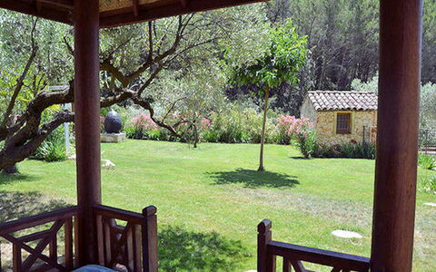 L'Oliveraie: Property, Room, Tree, House, Home, Grass, Botany, Real Estate, Yard, Porch