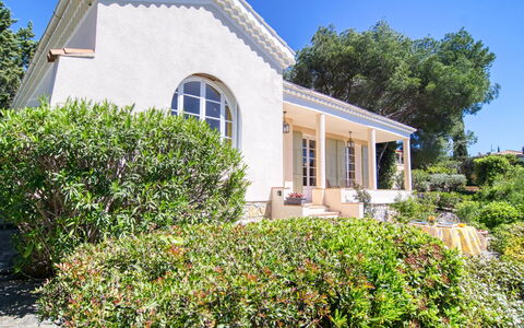 Le Farigoulo: Plant, Sky, Building, Property, Window, Tree, House, Land Lot, Vegetation, Flower