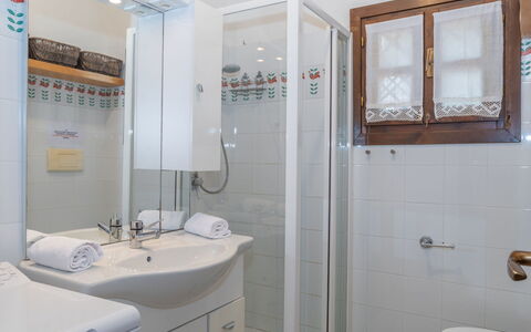 Trudi: Mirror, Plumbing Fixture, Tap, Sink, Property, Photograph, Bathroom Sink, White, Bathroom, Purple