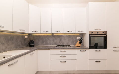 Trudi: Cabinetry, Countertop, Property, Kitchen, Kitchen Stove, Kitchen Appliance, Building, House, Wood, Cooktop