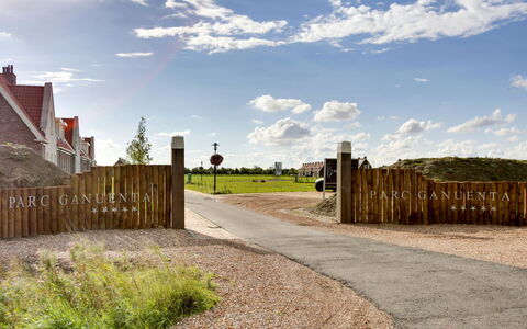 Ganuenta: Sky, Wall, Daytime, Cloud, Property, Grass, Town, Residential Area, Land Lot, Tree