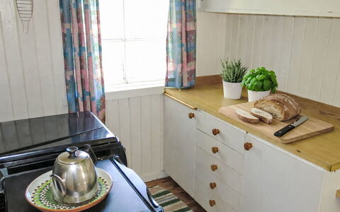 Førevanns Hytta: Wood, Interior Design, Flooring, Furniture, Cabinetry, Kitchen, Kitchen Appliance, Room, Countertop