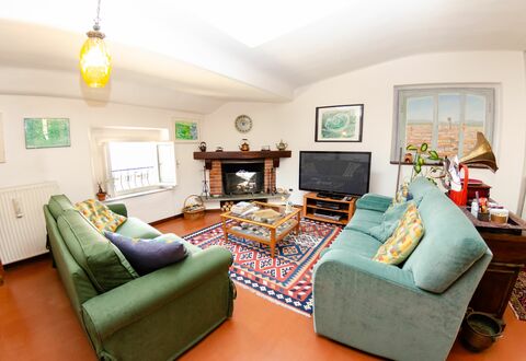 Sinidio: Living Room, Furniture, Room, Property, Interior Design, Green, Couch, Building, Real Estate, Table