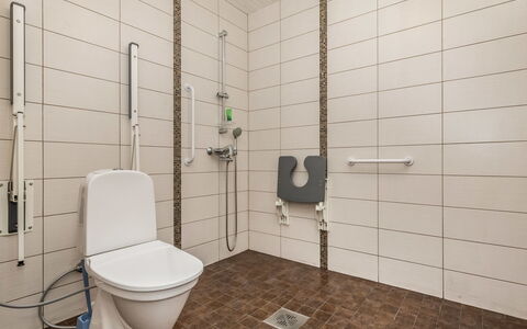 Pertunmaa 603: Toilet Seat, Flooring, Toilet, Plumbing Fixture, Floor, Bathroom, Plumbing, Interior Design, Tile, Room