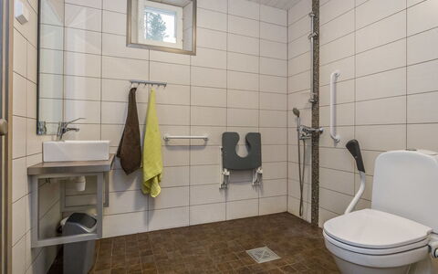 Pertunmaa 603: Toilet Seat, Toilet, Plumbing Fixture, Bathroom, Flooring, Floor, Plumbing, Sink, Interior Design, Tile