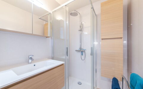 De Haan 230: Bathroom, Room, Property, Building, Architecture, Interior Design, House, Real Estate, Suite, Tap