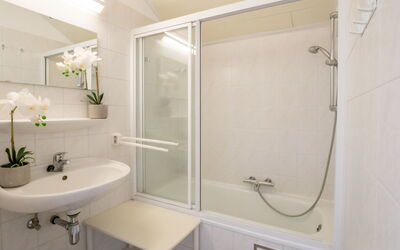 Accommodation:&nbsp;Dina with Parking and Shared Pool 230.3