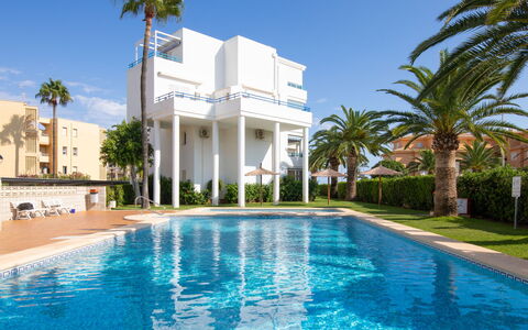 La Senia: Swimming Pool, Property, Building, Real Estate, Estate, Resort, Vacation, Palm Tree, House, Town