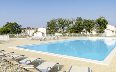 Talmont Saint Hilaire 651: Swimming Pool, Property, Resort, House, Building, Real Estate, Vacation, Leisure, Sunlounger, Villa