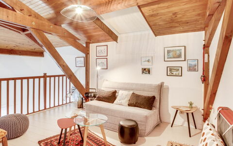 Emeuraude: Property, Furniture, Building, Table, Comfort, Wood, Living Room, Interior Design, Architecture, Floor