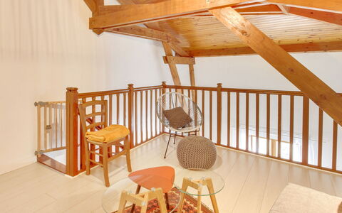 Emeuraude: Property, Building, Wood, Interior Design, Floor, Wood Stain, Hardwood, Flooring, Chair, Porch