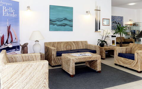 Crozon-Morgat 642: Plant, Property, Table, Picture Frame, Azure, Comfort, Houseplant, Couch, Living Room, Flowerpot