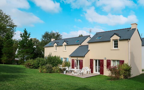 Crozon-Morgat 642: Cloud, Plant, Sky, Building, Window, Door, Tree, Land Lot, House, Grass