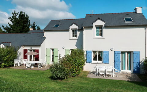 Crozon-Morgat 642: Sky, Plant, Cloud, Building, Property, Window, House, Door, Tree, Land Lot