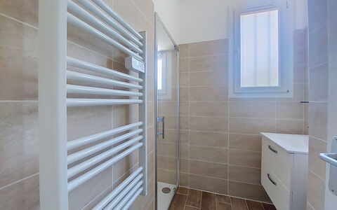 Les Hirondelles: Flooring, Floor, Plumbing Fixture, Interior Design, Ceiling, Bathroom, Plumbing, Room, Tile