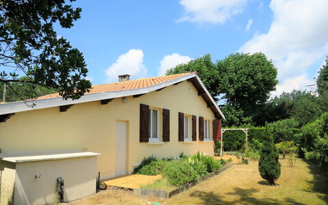 Les Hirondelles: Sky, Plant, Cloud, Building, Window, Plant Community, Tree, Land Lot, House, Cottage