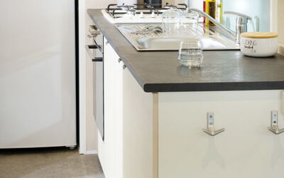 Camping la Plage 649.3: Kitchen, White, Room, Countertop, Furniture, Property, Cabinetry, Floor, Yellow, Interior Design