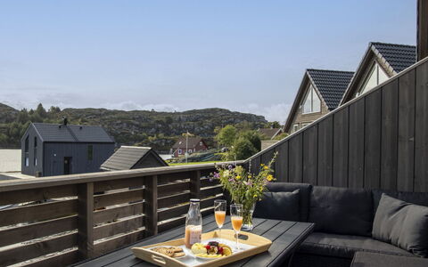 Langevåg 604: Sky, Table, Property, Building, Flowerpot, Plant, Houseplant, Wood, Window, Couch