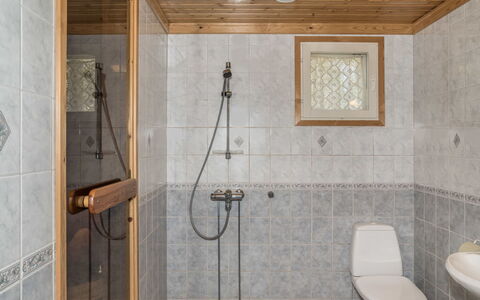 Koskelo: Flooring, Plumbing Fixture, Floor, Wood, Interior Design, Bathroom, Tap, Plumbing, Ceiling, Room