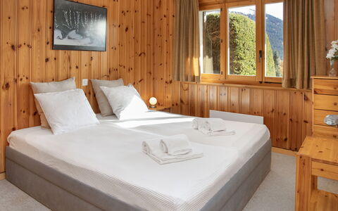 Orchidée 111: Wood, Interior Design, Bedroom, Bed, Floor, Flooring, Furniture, Bed Sheet, Room, Bedding