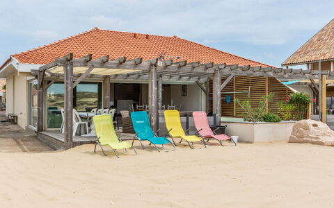 Les Baïnes: Sky, Cloud, Building, Plant, Window, Shade, Beach, House, Leisure, Landscape