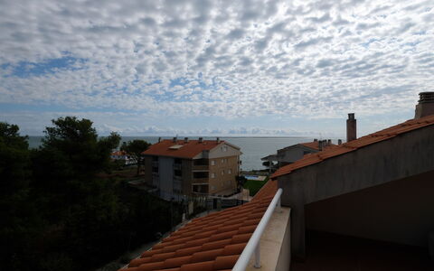 Residencial Mar: Roof, Sky, Property, Cloud, Residential Area, Architecture, House, Home, Real Estate, Building