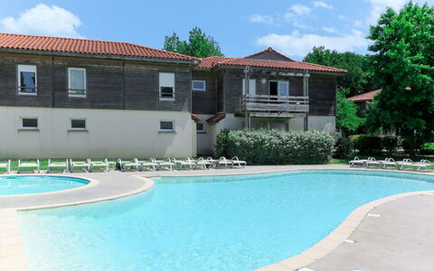 Mimizan 645: Sky, Water, Property, Building, Cloud, Window, Swimming Pool, Azure, Plant, Shade