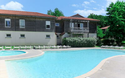 Mimizan 645: Sky, Water, Property, Building, Cloud, Window, Swimming Pool, Azure, Plant, Shade