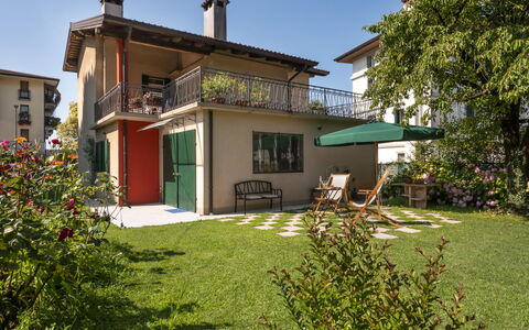 Casa con le Rose: Plant, Sky, Building, Property, Window, House, Land Lot, Tree, Architecture, Cottage